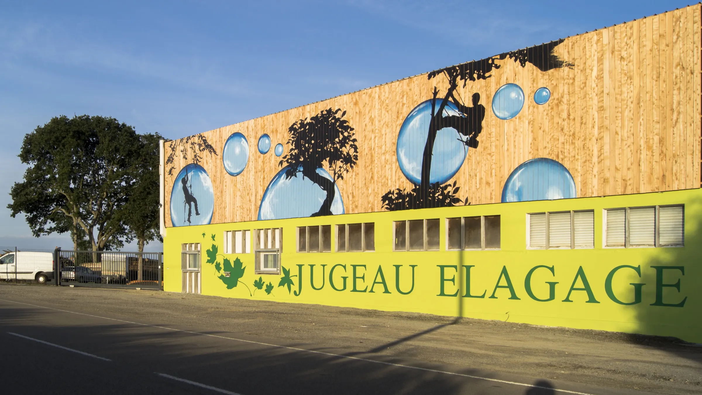 Façade entreprise Jugeau élagage, dessins artistiques peint sur le bardage à Morlaix